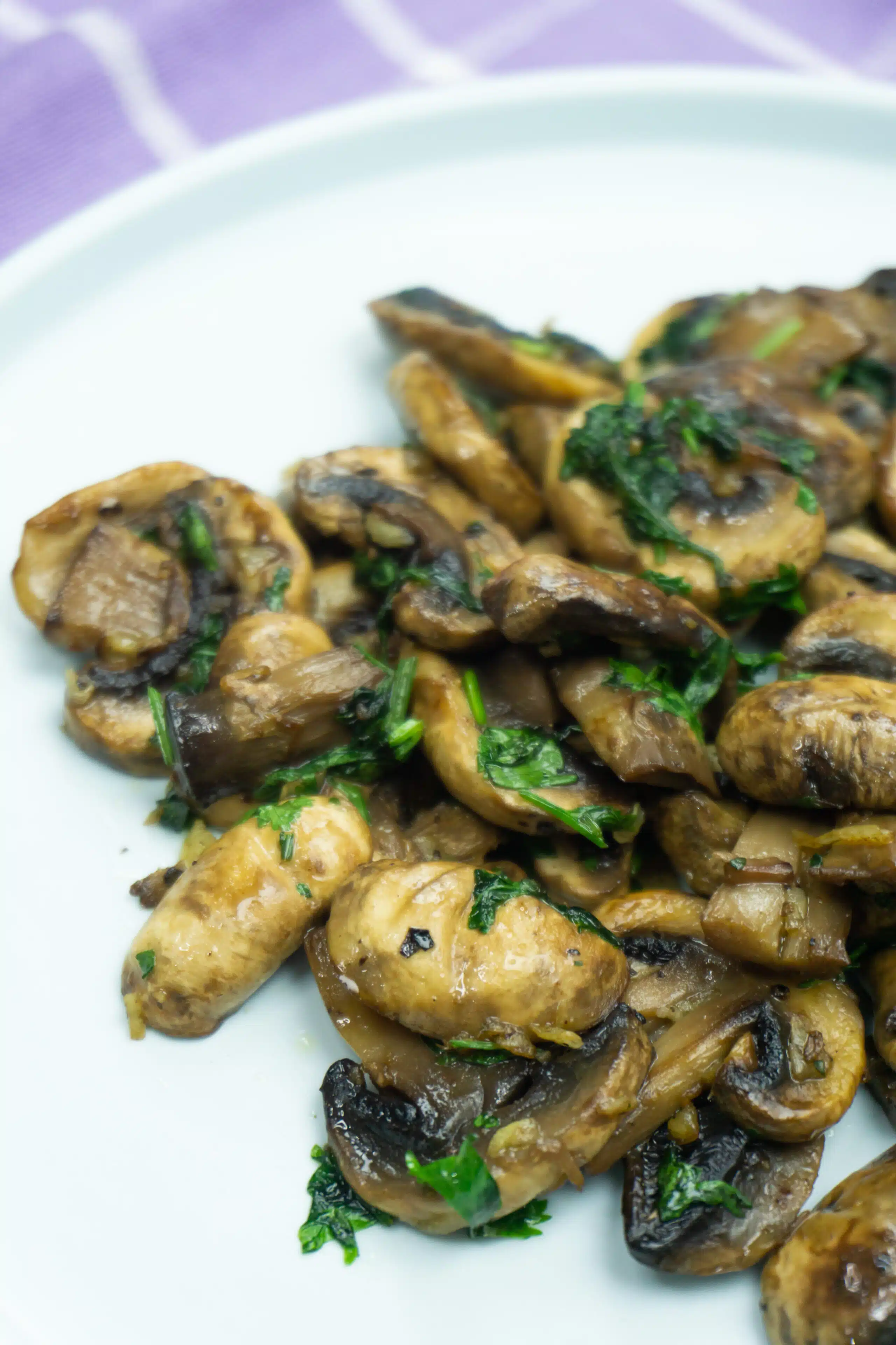 Steamed mushrooms with garlic and parsley butter